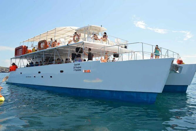 Islas Marietas - Incredible Tour Catamaran from Puerto Vallarta - Paddleboarding and kayaking near coves and rocky arches